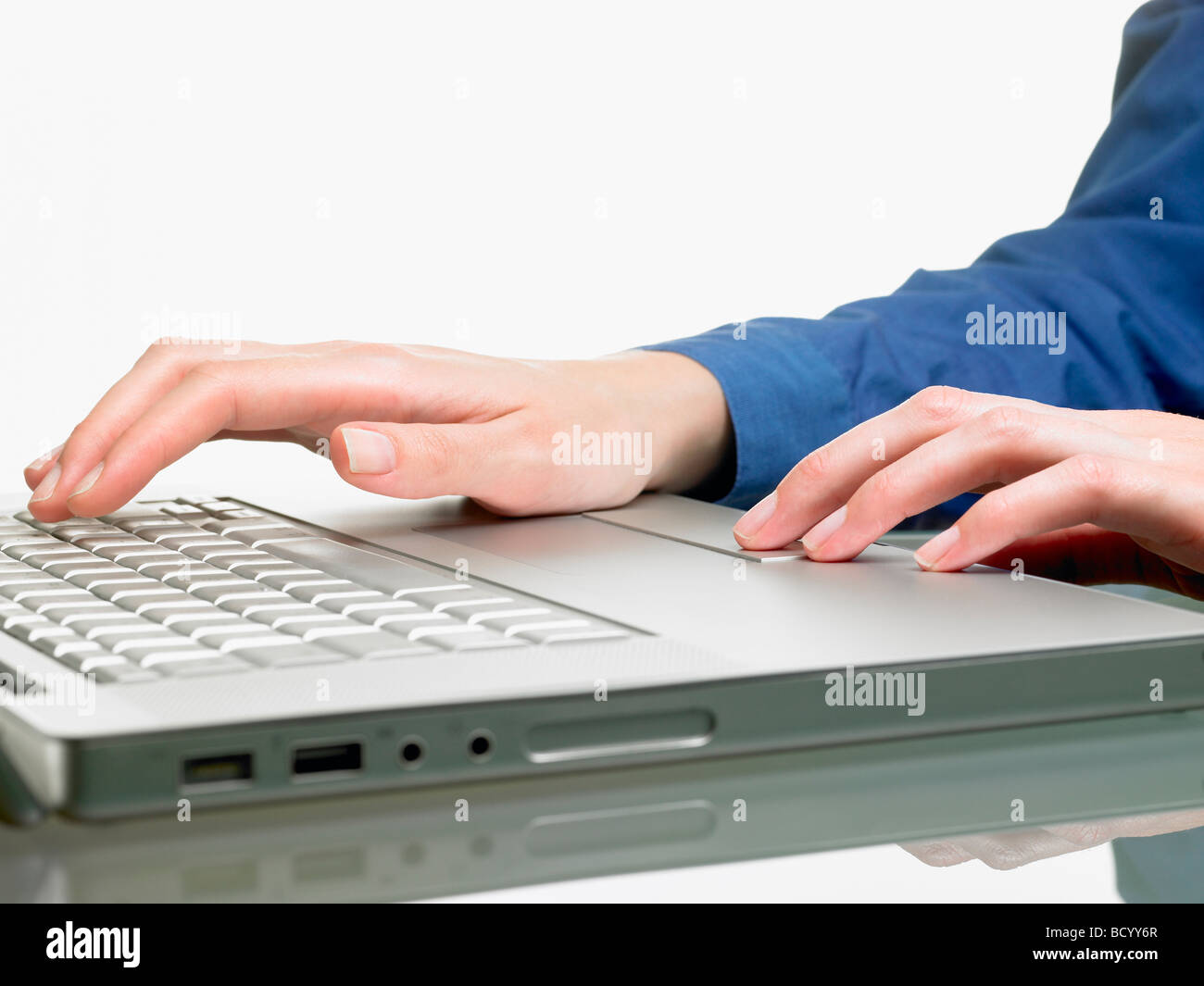 Le mani di una donna, sul computer Foto Stock