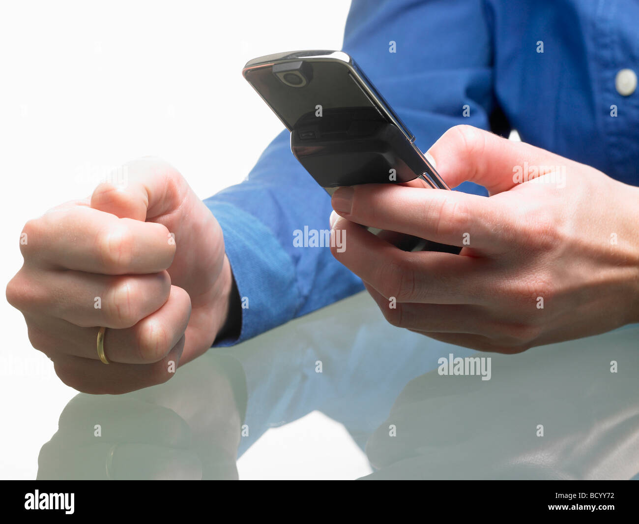 Le mani di una donna, tenendo il telefono cellulare Foto Stock