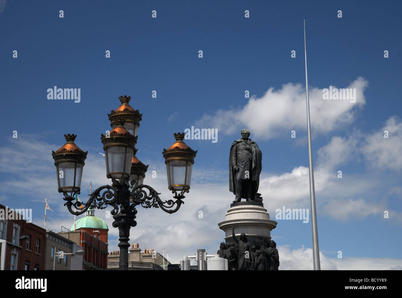 Il daniel oconnell statua commemorativa alla fine di oconnell street con la guglia di Dublino in background centro della città di Dublino Foto Stock