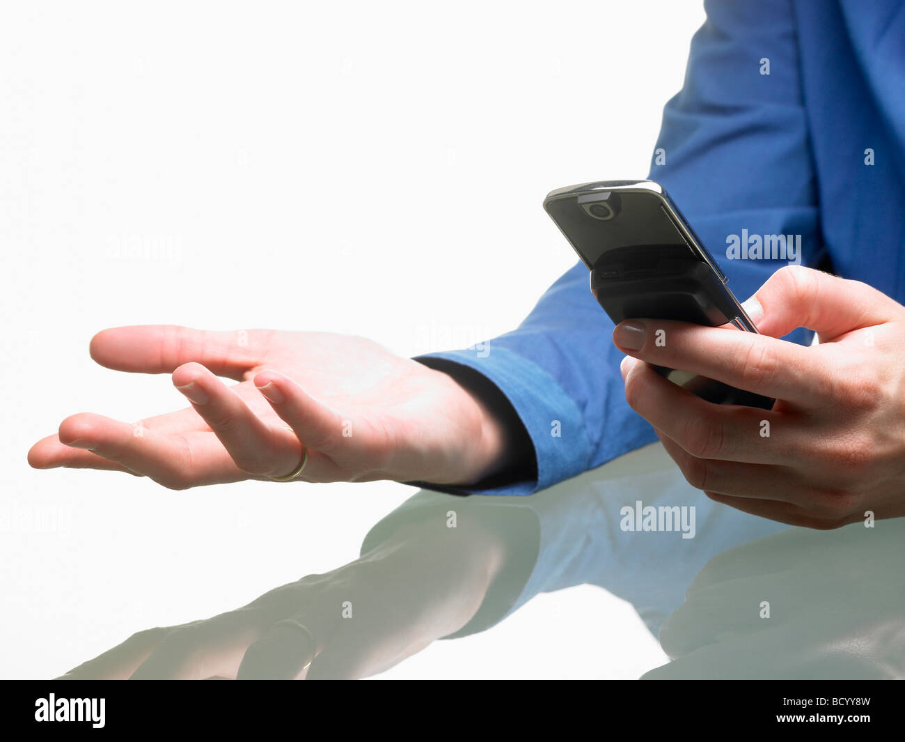 Le mani di una donna, tenendo il telefono cellulare Foto Stock