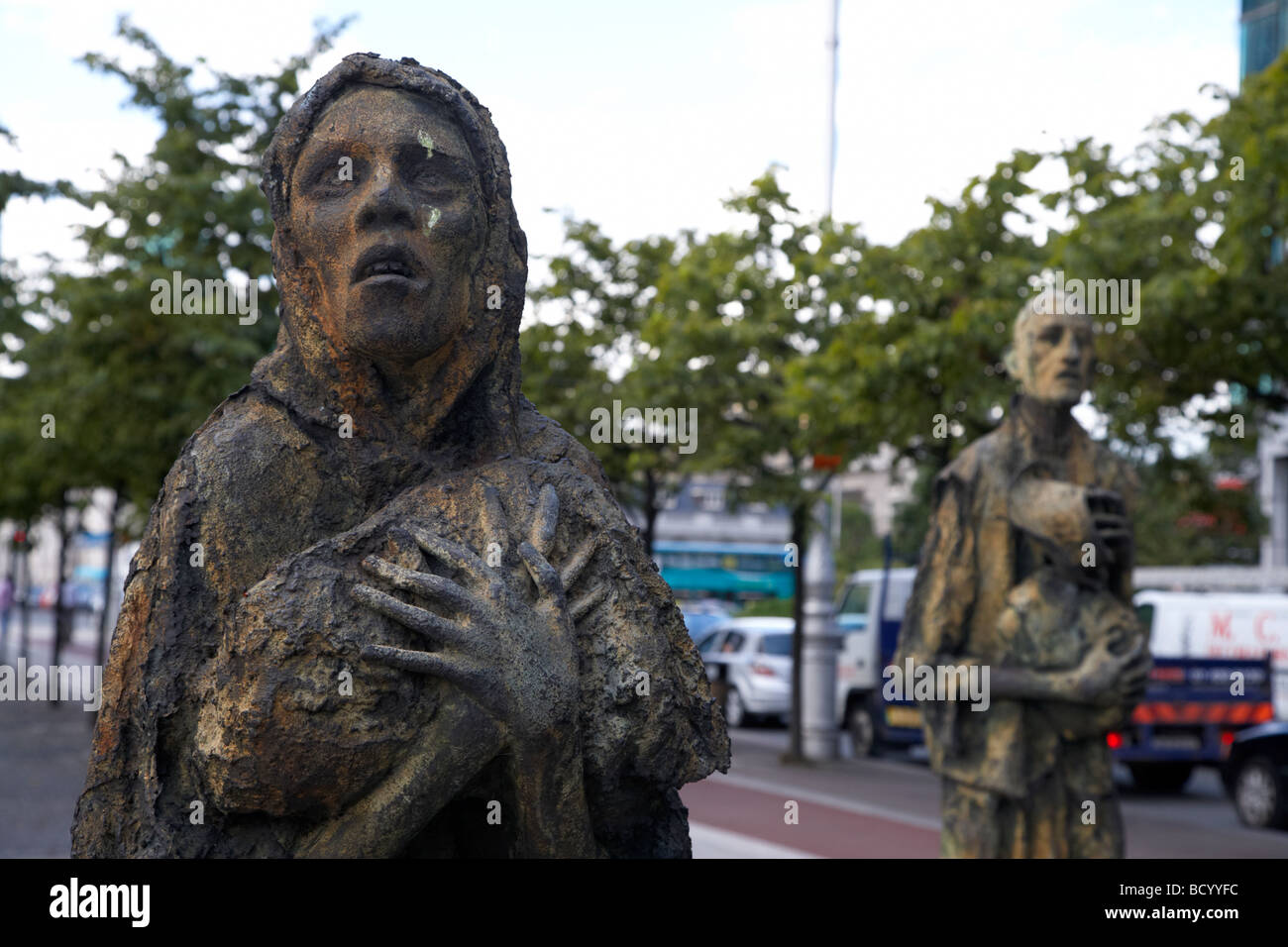La carestia memorial statue di rowan gillespie su custom house quay nei Docklands centro della città di Dublino Repubblica di Irlanda Foto Stock