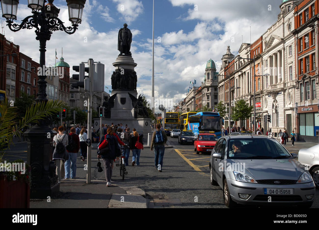 Il daniel oconnell statua commemorativa alla fine di una trafficata strada oconnell in ora di punta verso il centro di Dublino Repubblica di Irlanda Foto Stock