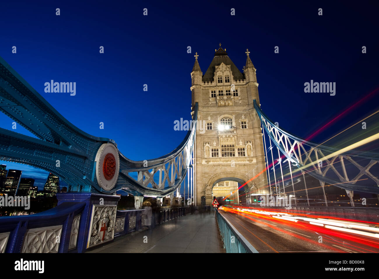 Night Shot di traffico che attraversa il Tower Bridge di notte Foto Stock