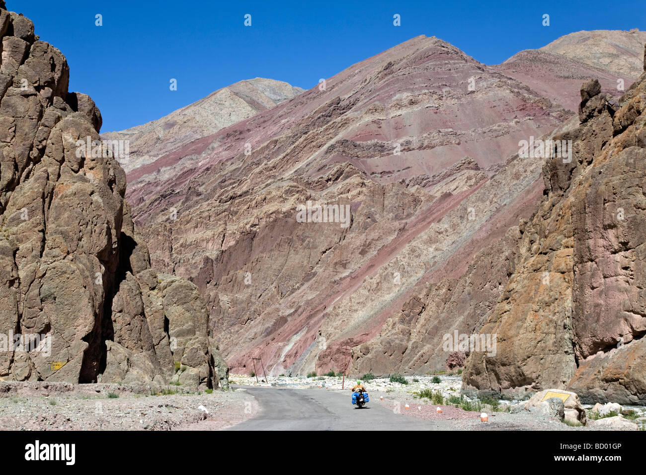 Motociclisti sulla strada Manali-Leh. Vicino a Upshi. Ladakh. India Foto Stock