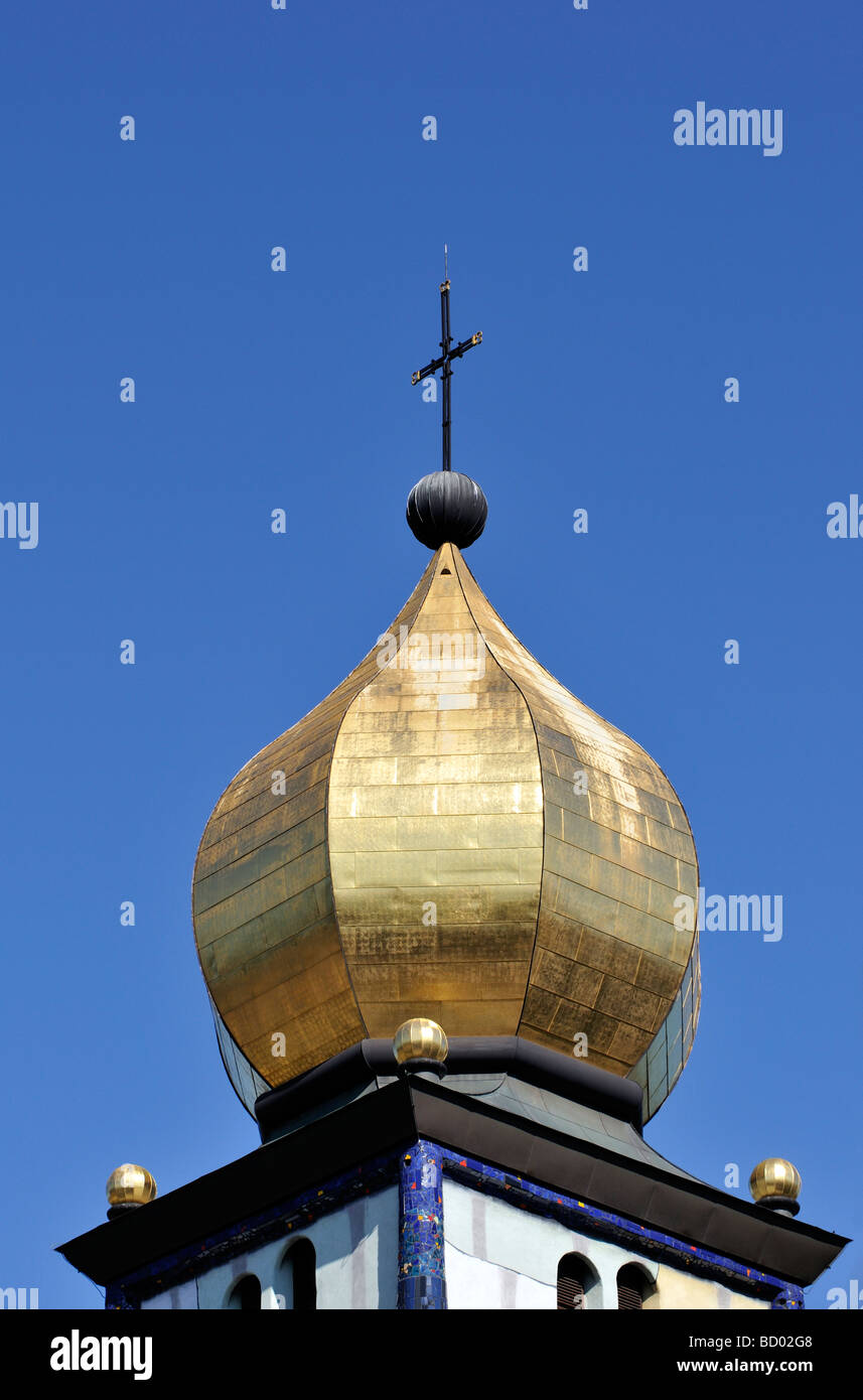 Dettaglio dell'oro cupola a cipolla a Santa Barbara Kirche chiesa di Santa Barbara da Friedensreich Hundertwasser in Bärnbach Stiria Austria Foto Stock