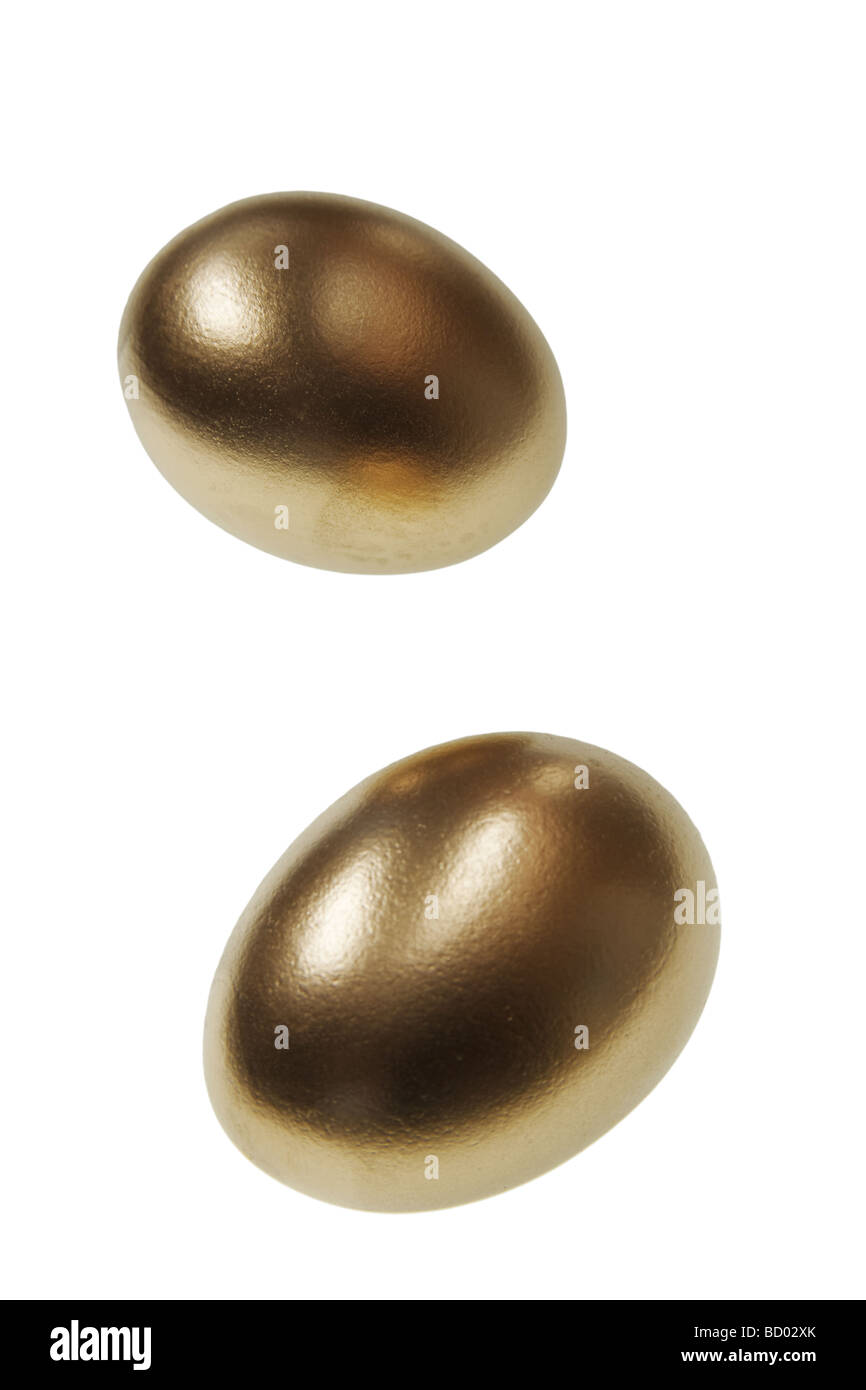 Golden uova isolate su un puro sfondo bianco Foto Stock