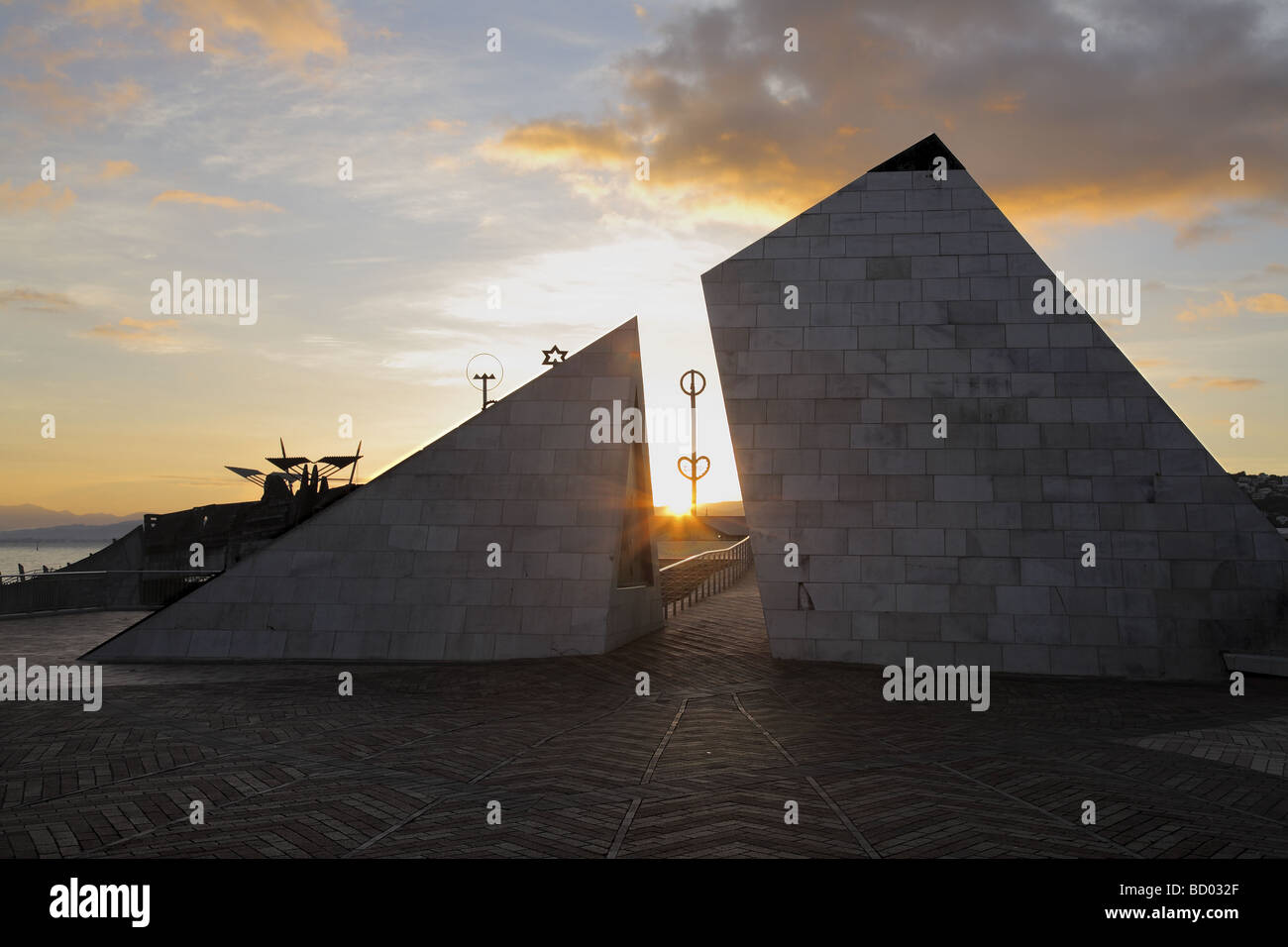 Poli di gateway e piramide, Piazza Civica, Wellington, Nuova Zelanda Foto Stock