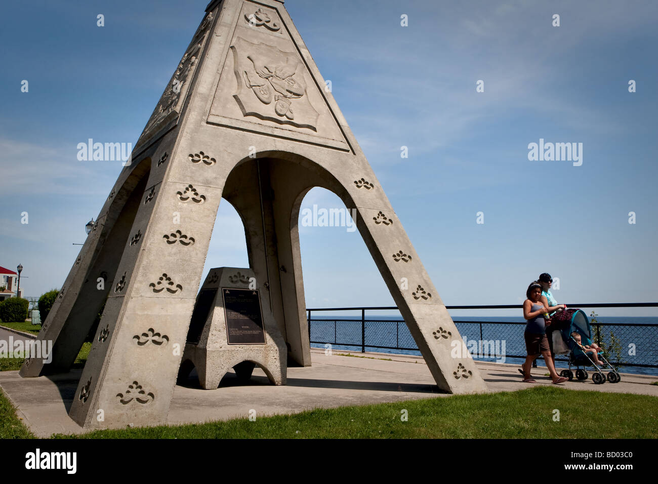 Una forma tende Tepee artwork è visto sulla passeggiata a mare di fronte al lac St Jean lago in innu Montagnais riserva di Mashteuiatsh Foto Stock