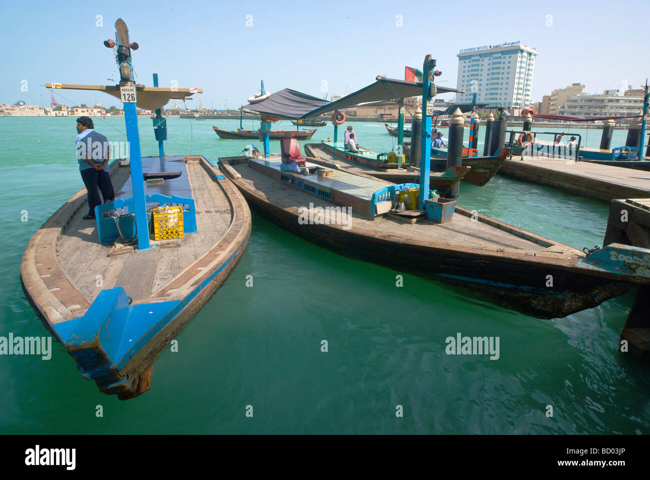 I taxi d'acqua (Abras) al Dubai Creek a Bur Dubai con al servizio RAS, Deira in background Foto Stock