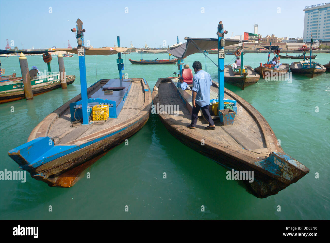 I taxi d'acqua (Abras) al Dubai Creek a Bur Dubai con al servizio RAS, Deira in background Foto Stock