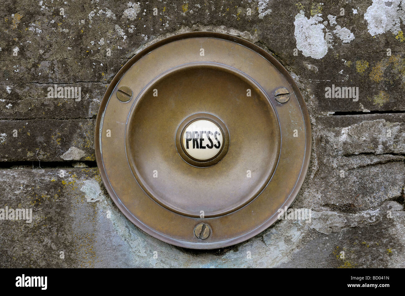 Periodo antico campanello set push nel muro di pietra Foto Stock