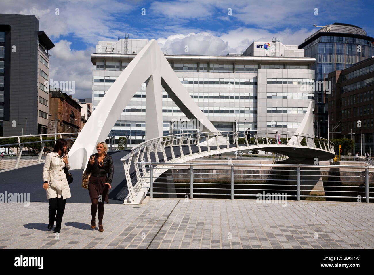 Il Tradeston ponte pedonale che attraversa il fiume Clyde localmente noto come il ponte di sottolineatura ondulate Glasgow Scozia Scotland Foto Stock