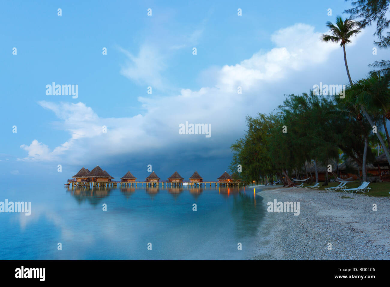 Acqua calma, Kia Ora Resort in Rangiroa, Arcipelago Tuamotu, Polinesia Francese Foto Stock