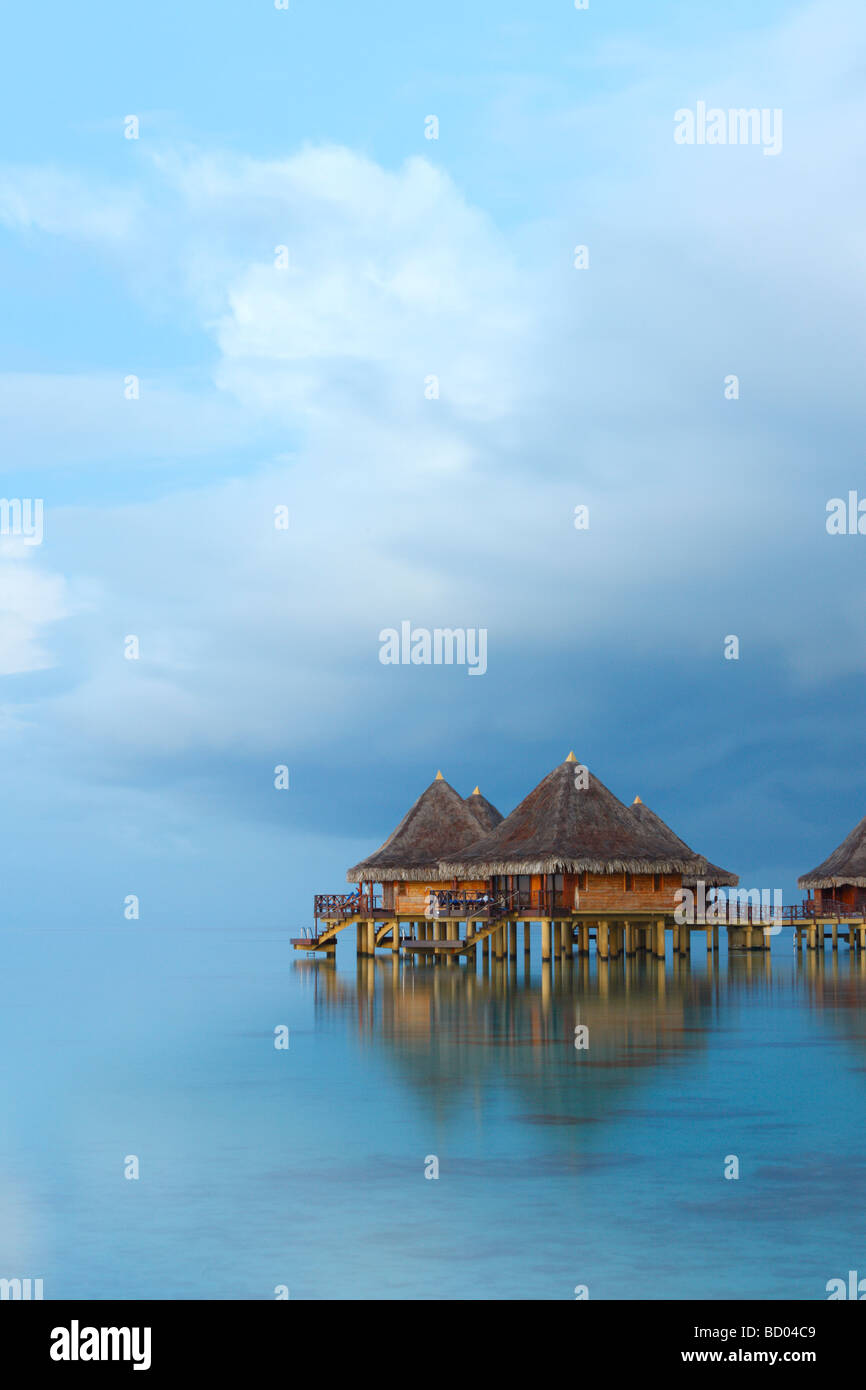 Acqua calma, Kia Ora Resort in Rangiroa, Arcipelago Tuamotu, Polinesia Francese Foto Stock