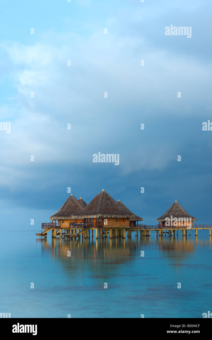 Acqua calma, Kia Ora Resort in Rangiroa, Arcipelago Tuamotu, Polinesia Francese Foto Stock