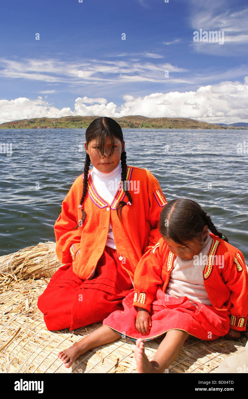 Due ragazze da uno di Uros isole galleggianti nel lago Titicaca, Perù. Foto Stock