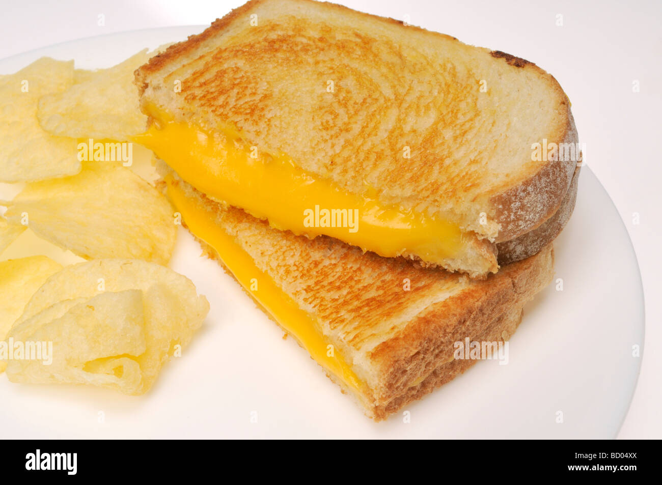 Formaggio alla griglia su sandwich di pane bianco con patate fritte o patatine Foto Stock