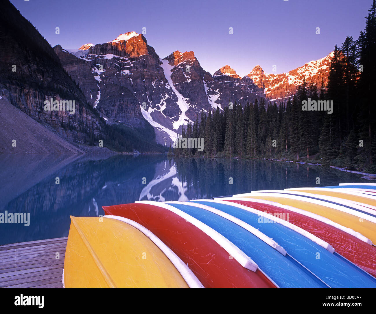 Canoe sul dock presso il Lago Moraine il Parco Nazionale di Banff Alberta Canada Foto Stock