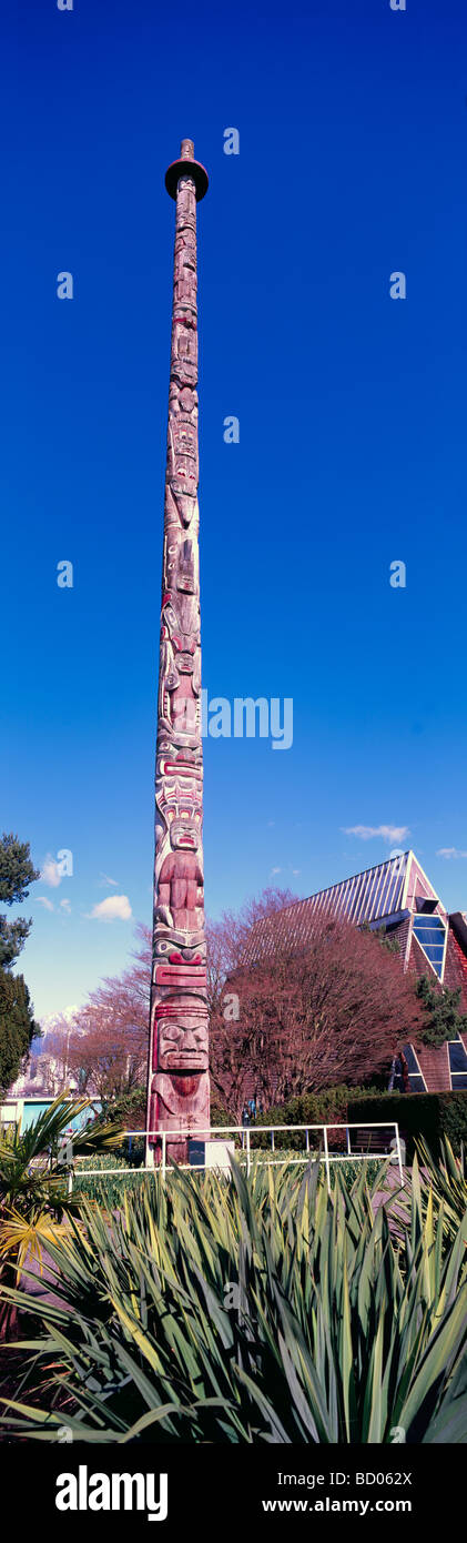 Kwakwaka'wakw (il Kwakiutl) Totem Pole, Museo Marittimo, Kitsilano, Vancouver, BC, British Columbia, Canada - Hadden Park Foto Stock