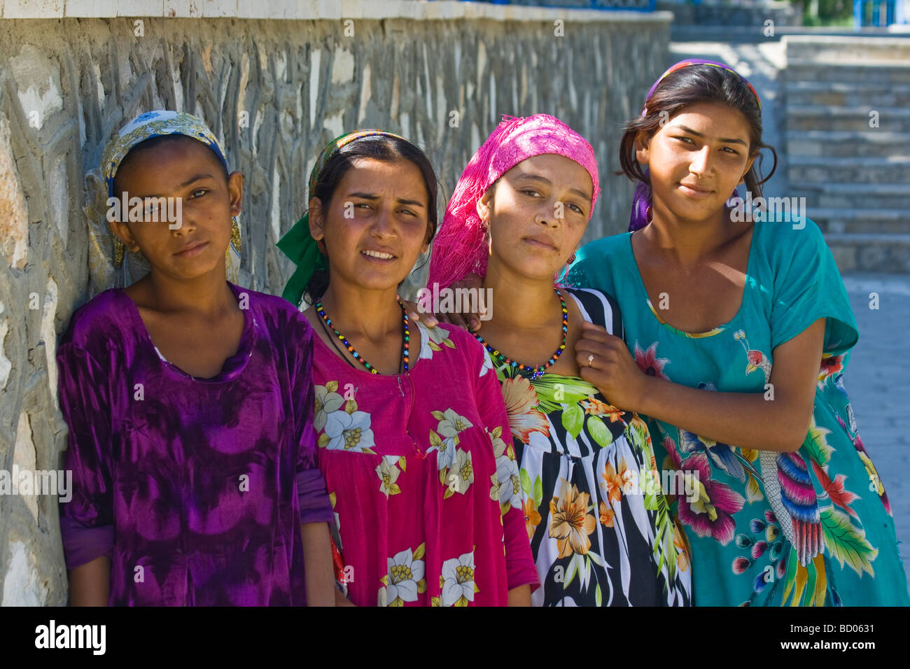Giovani donne uzbeke a Bukhara Uzbekistan Foto Stock