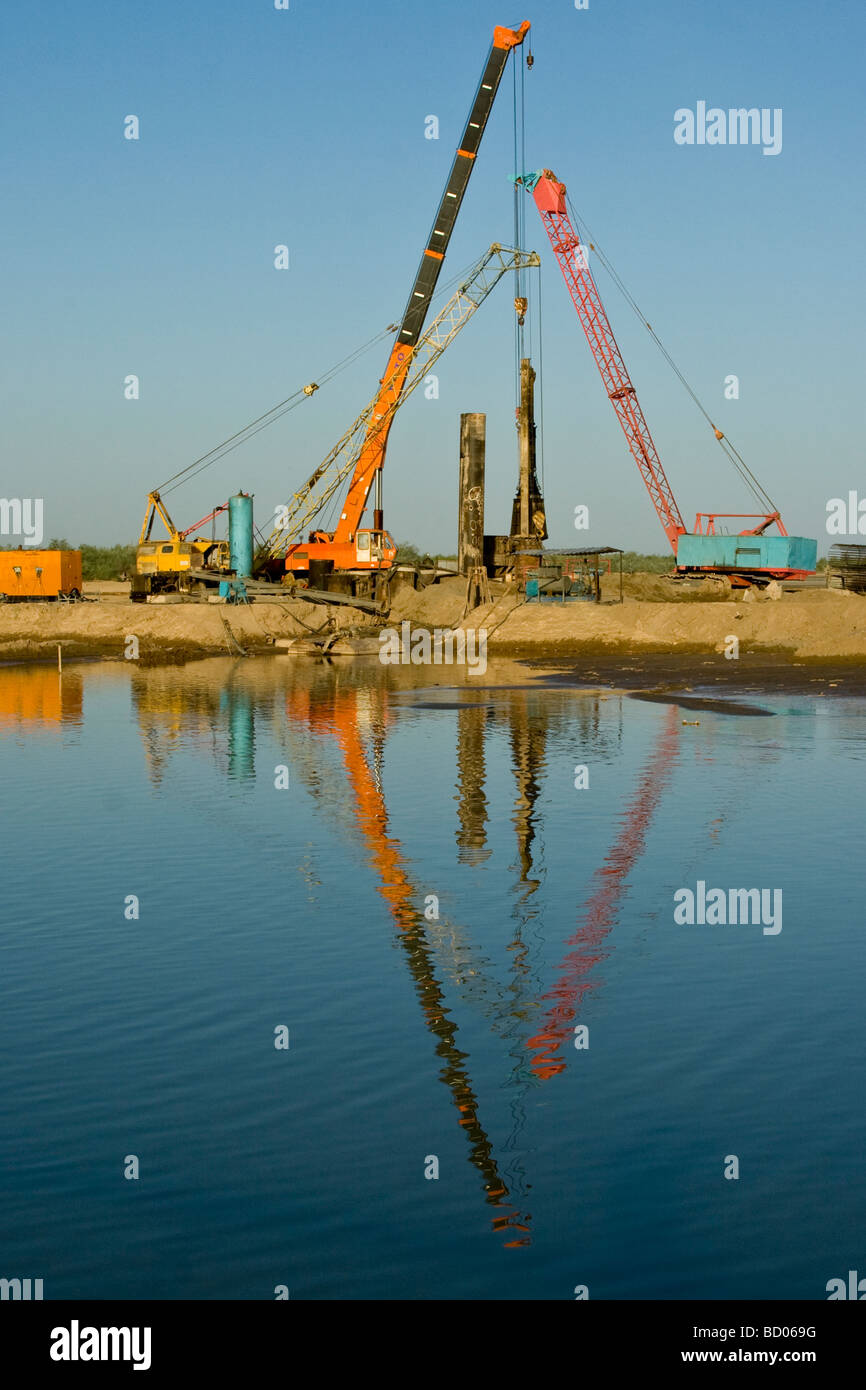 Costruzione di gru a ponte sull'Amu Darya o Oxus River vicino a Urgench in Uzbekistan Foto Stock
