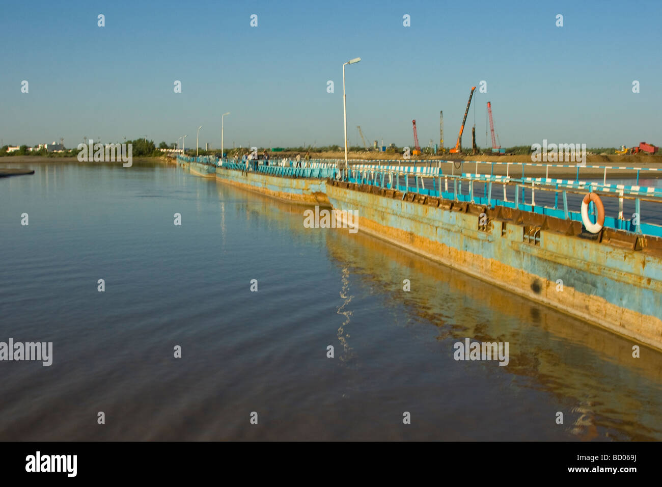 Ponte sul Amu Darya o Oxus River vicino a Urgench in Uzbekistan Foto Stock