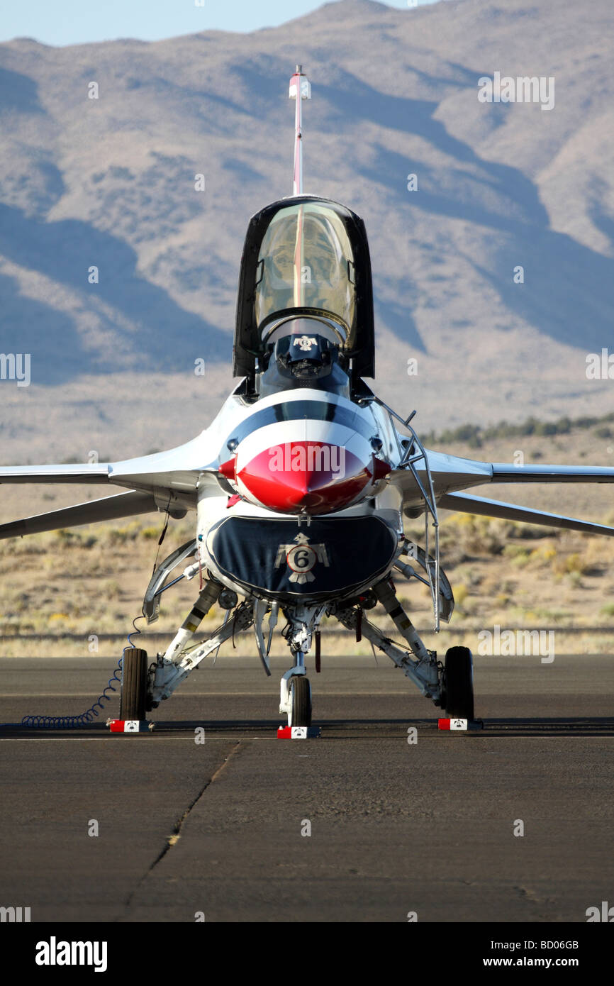 Stati Uniti Air Force Thunderbirds F-16 Fighting Falcon siede sulla rampa prima di una dimostrazione di volo del 2008 a Reno gare di aria Foto Stock