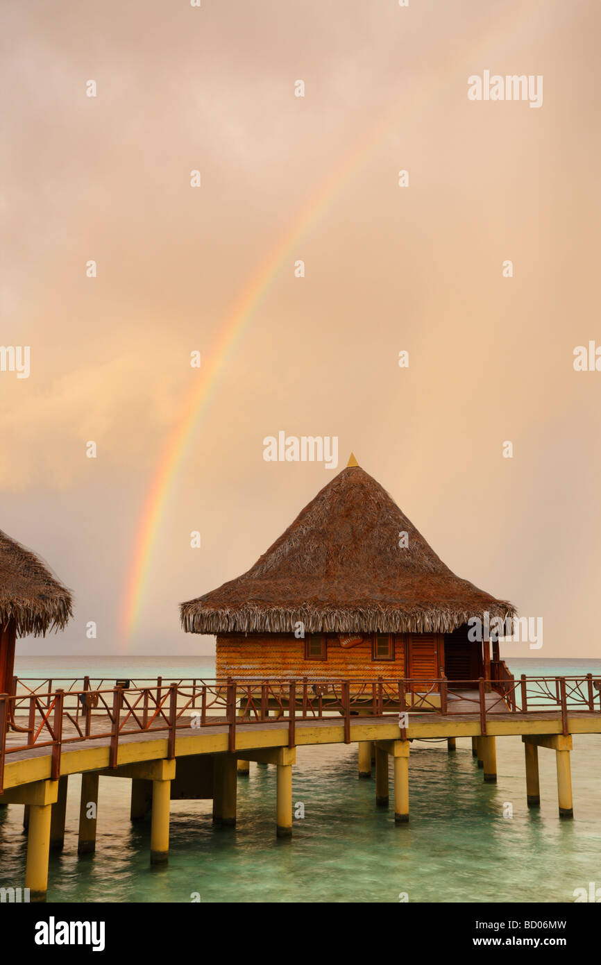 Sunrise e rainbow su Kia Ora Resort, Rangiroa, Arcipelago Tuamotu, Polinesia Francese Foto Stock