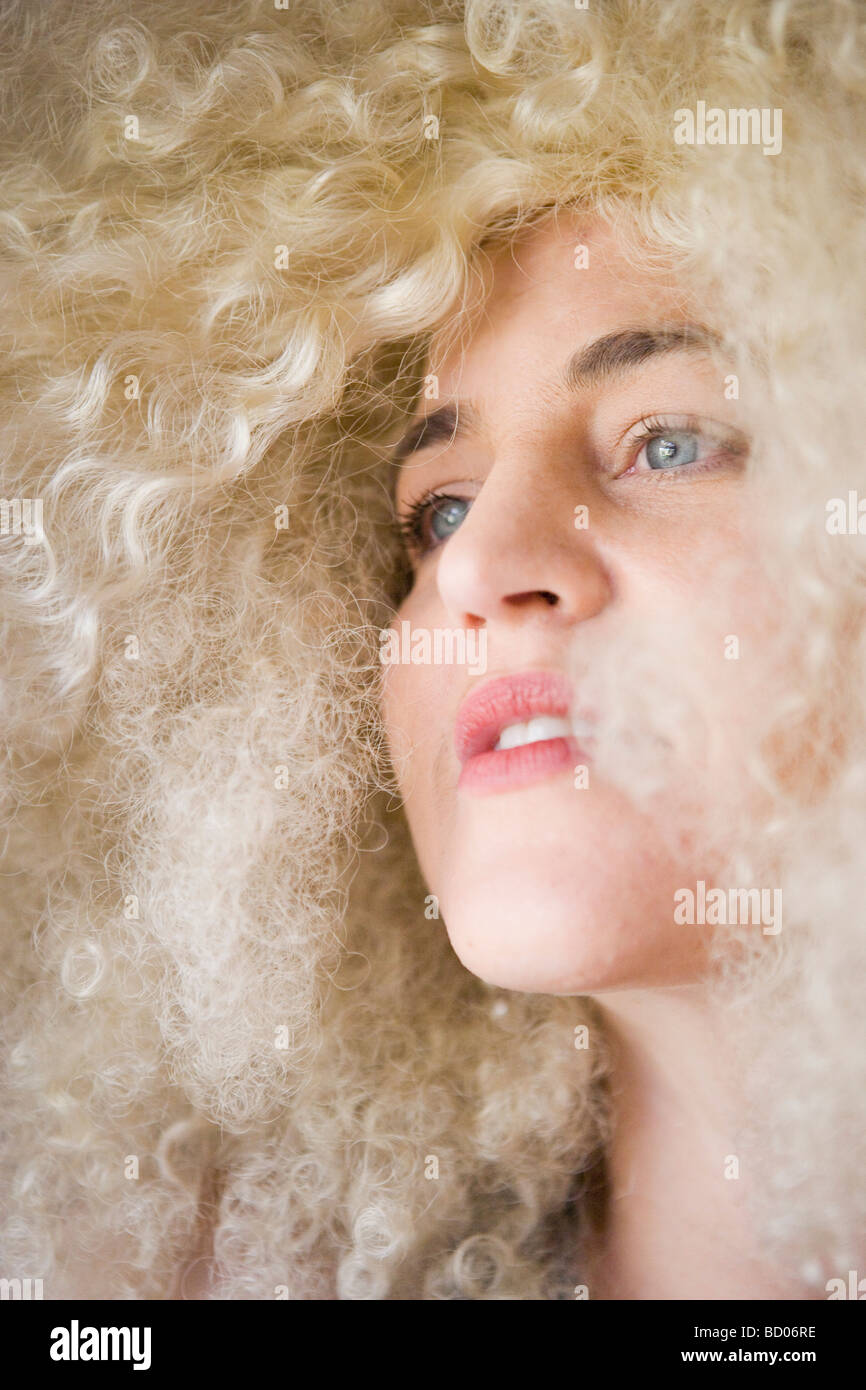 Ritratto di angelica donna sognante mitico capelli viso Foto Stock