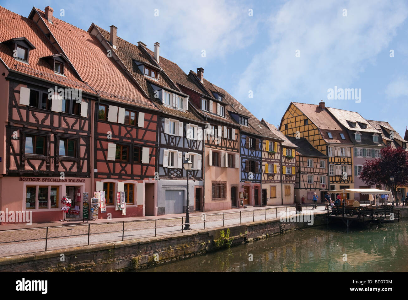 Quai de la Poissonnerie Colmar Haut Rhin Alsace Francia colorato in legno case da canal nella piccola Venezia area della città vecchia Foto Stock