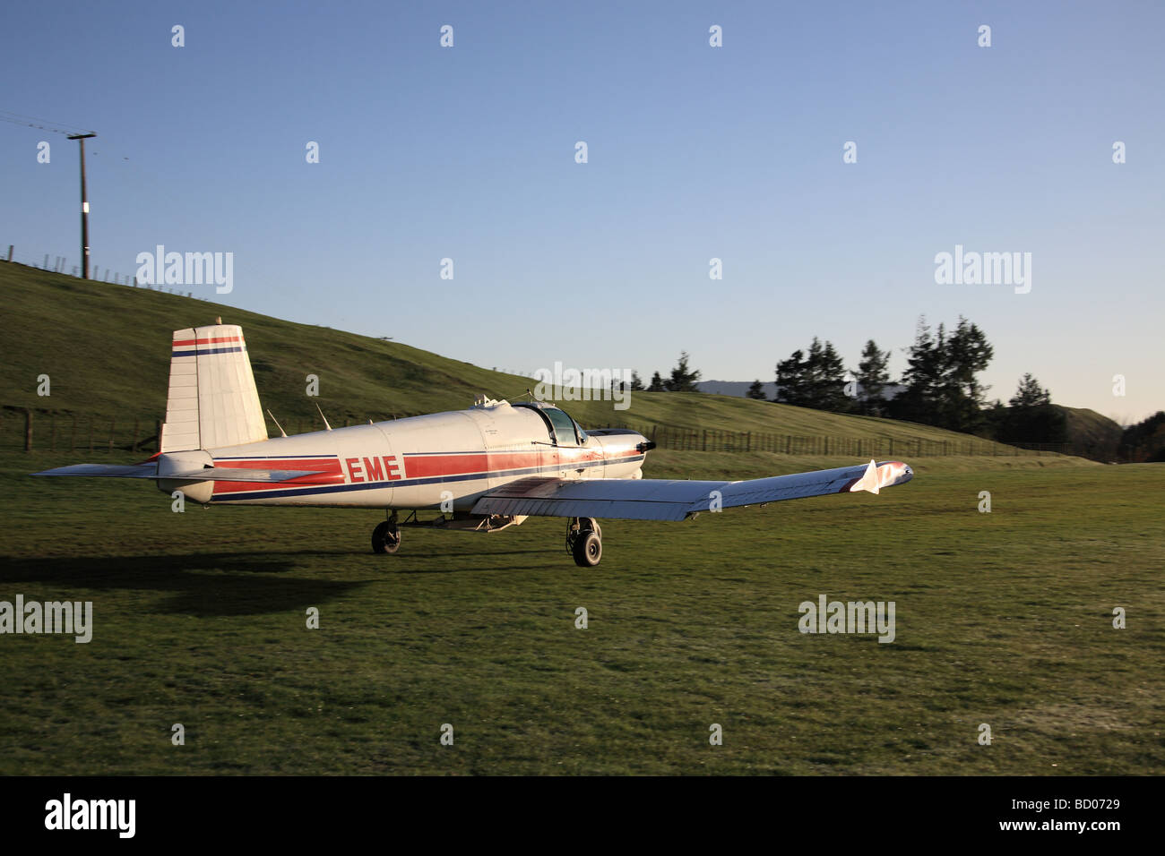 Agricoltura aereo in fase di decollo sulla fattoria rurale pista di atterraggio per aerei, Isola del nord, Nuova Zelanda Foto Stock