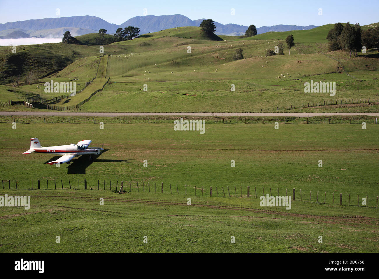 Agricoltura aeroplano di atterraggio sulla fattoria rurale pista di atterraggio per aerei, Isola del nord, Nuova Zelanda Foto Stock
