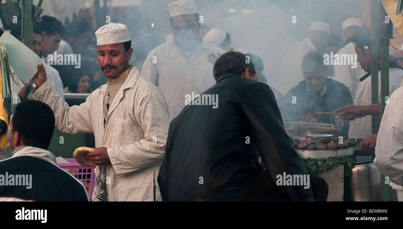 Chioschi all'Djemaa el Fna Marketplace, Marrakech, Marocco Foto Stock