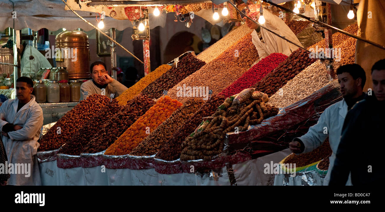 Chioschi all'Djemaa el Fna Marketplace, Marrakech, Marocco Foto Stock