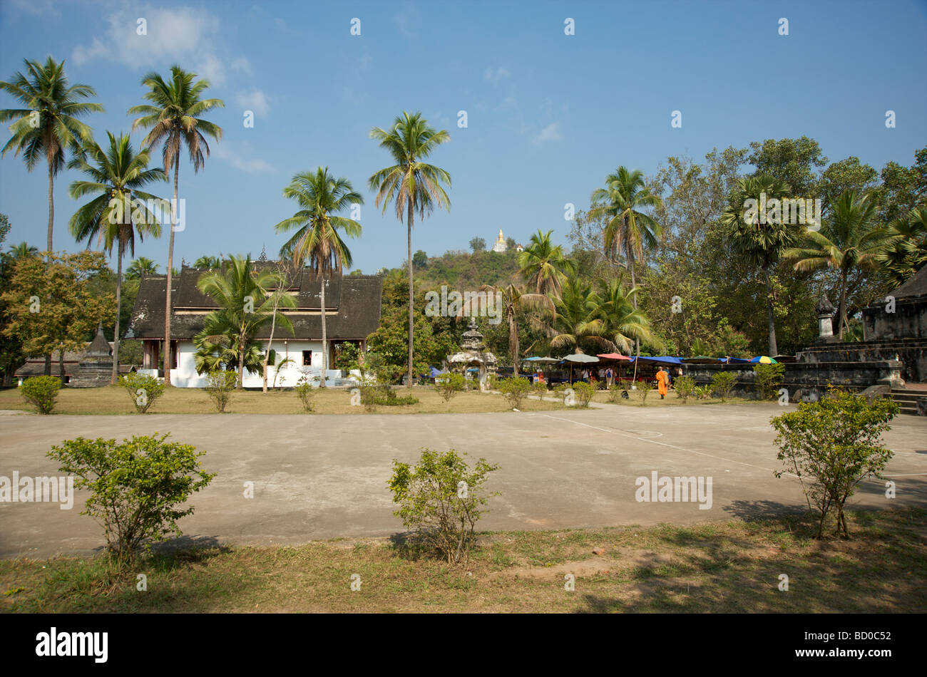 La collina il tempio di Wat Chomsi sulla Collina di Phousi visto attraverso i motivi di un altro tempio a Luang Prabang, Laos Foto Stock