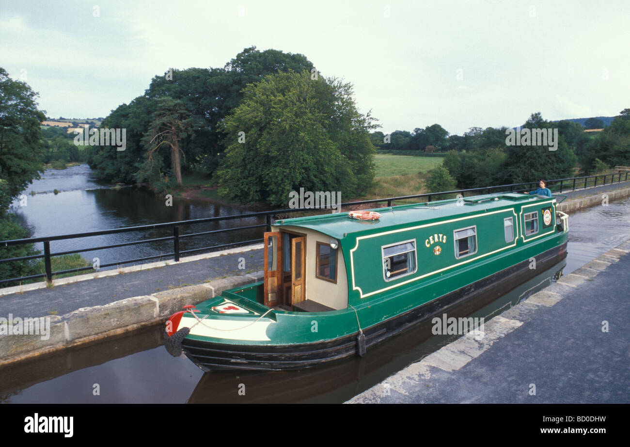 Narrowboat sul Brecon alla Monmouth Canal in Galles attraversando un acquedotto Foto Stock