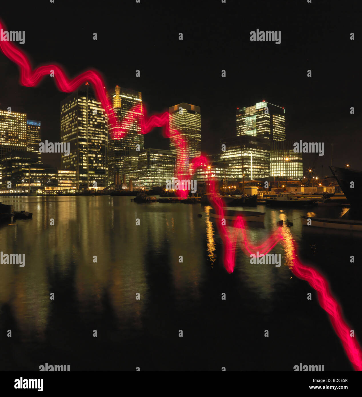 Il grafico rosso tracciata attraverso edifici per uffici Foto Stock