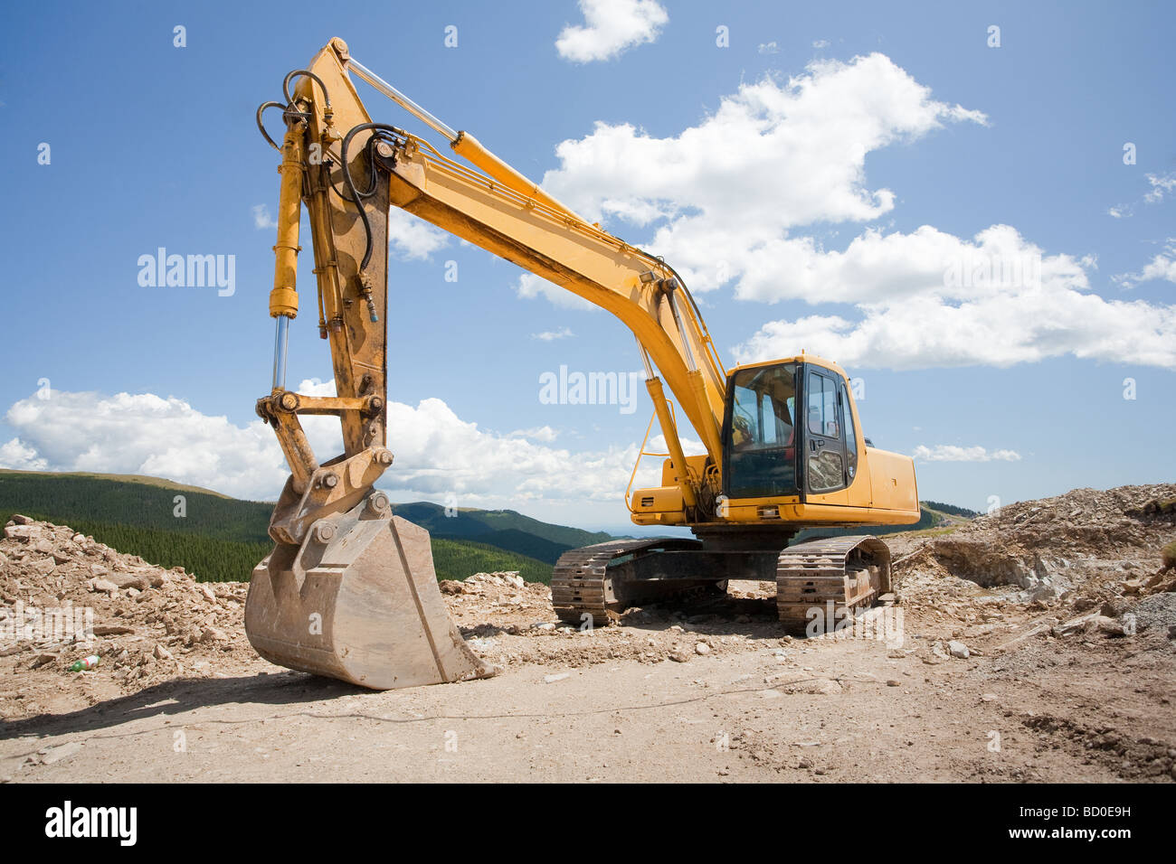 Escavatore escavatore o macchinari da costruzione in corrispondenza di un sito in costruzione all'aperto Foto Stock