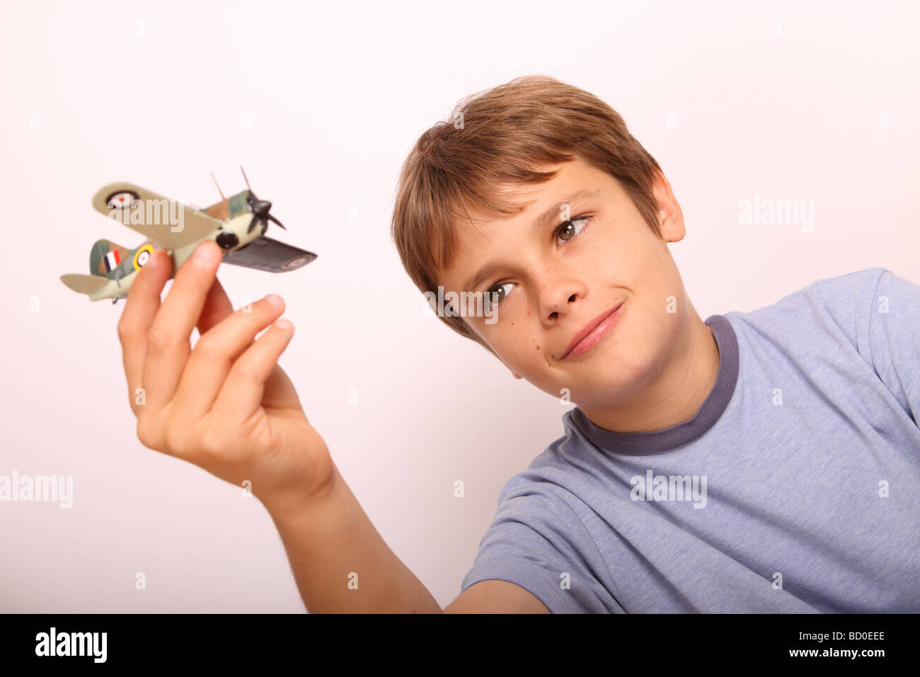 Ragazzo giovane di età superiore a dodici anni con il giocattolo di plastica kit modello di aeroplano Foto Stock