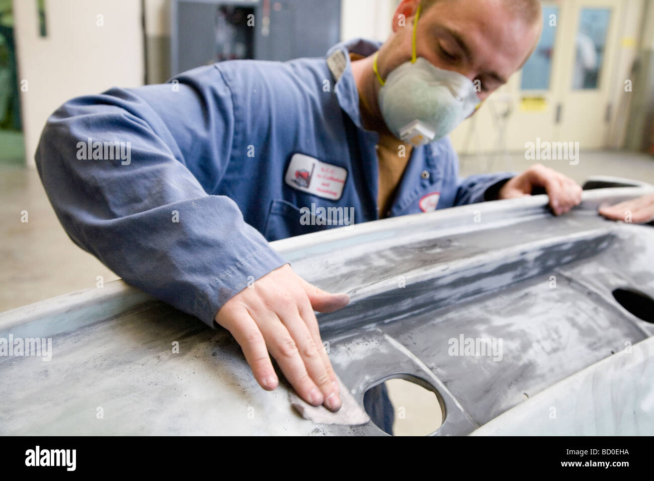 Automotive Paint shop tecnico la levigatura di una parte del corpo di un veicolo, Spokane Washington Foto Stock