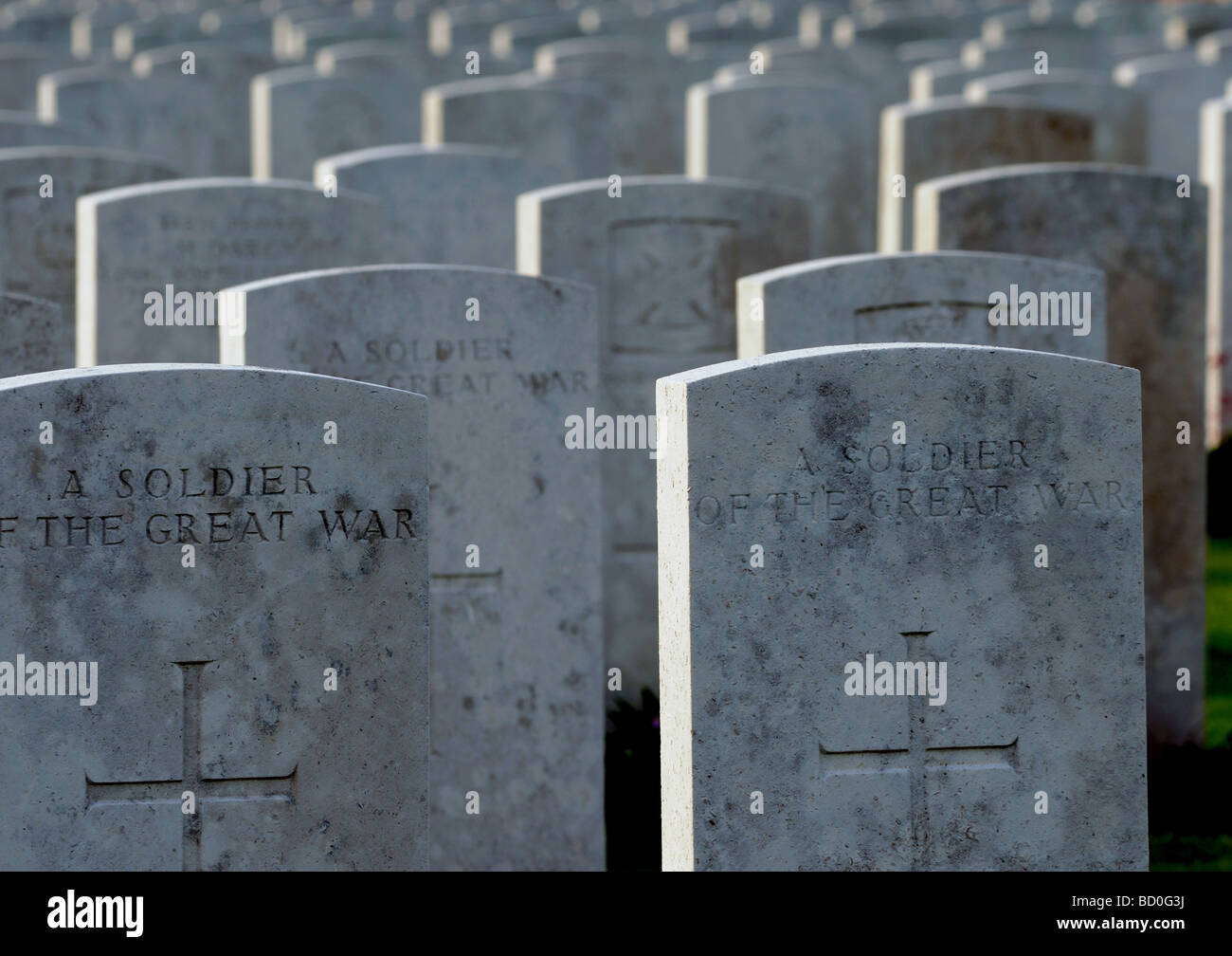Ammassato British prima guerra mondiale graves al cimitero Ovillers sulle somme Foto Stock