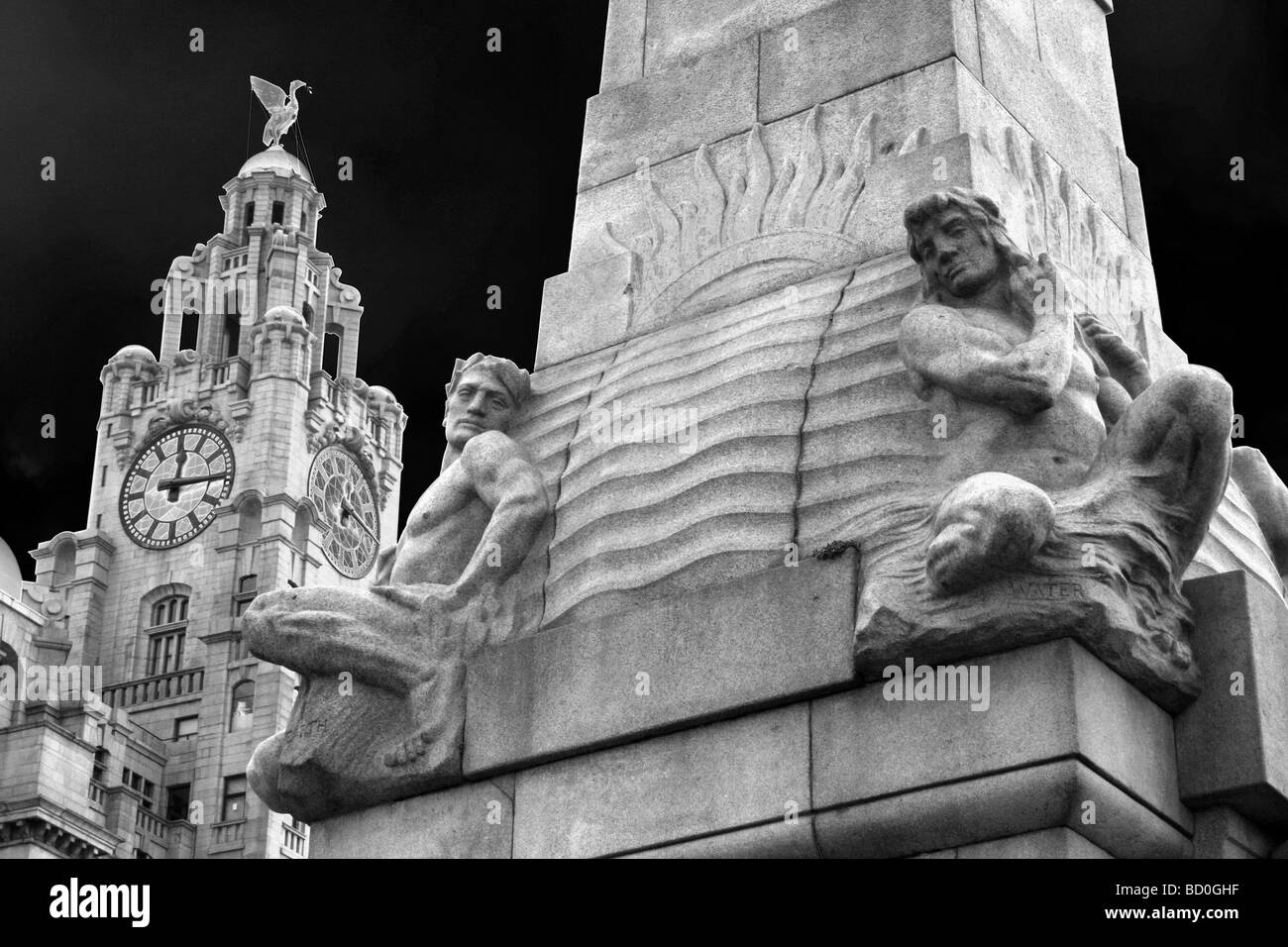 Il Titanic Memorial e il Liver Building al Pier Head, Liverpool, Merseyside, Regno Unito Foto Stock