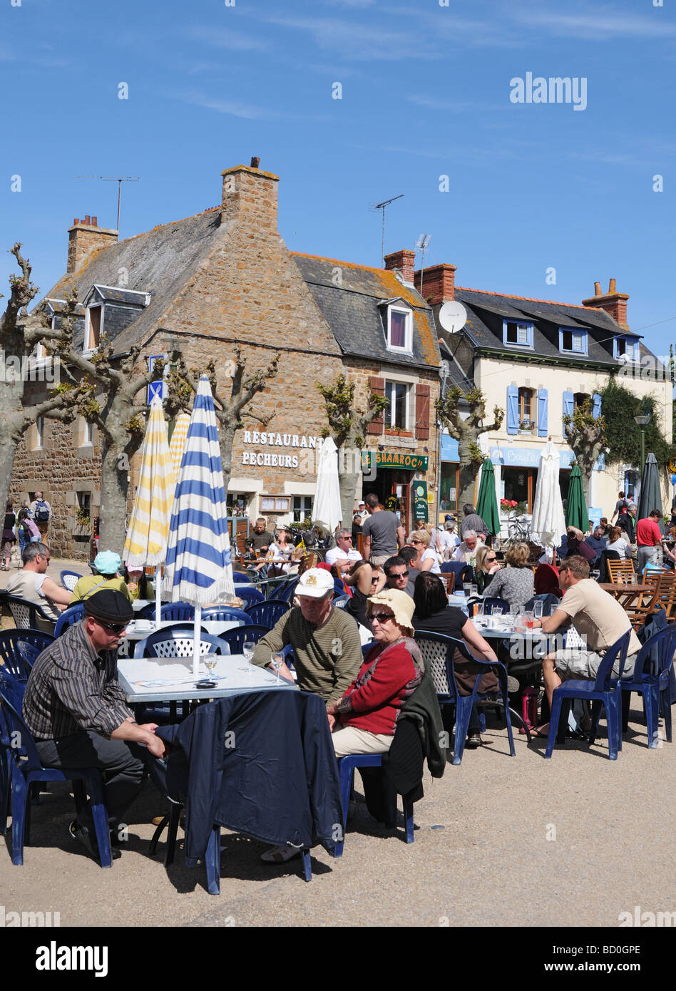 La folla di turisti a Bourg sull'Iles de Brehat Foto Stock