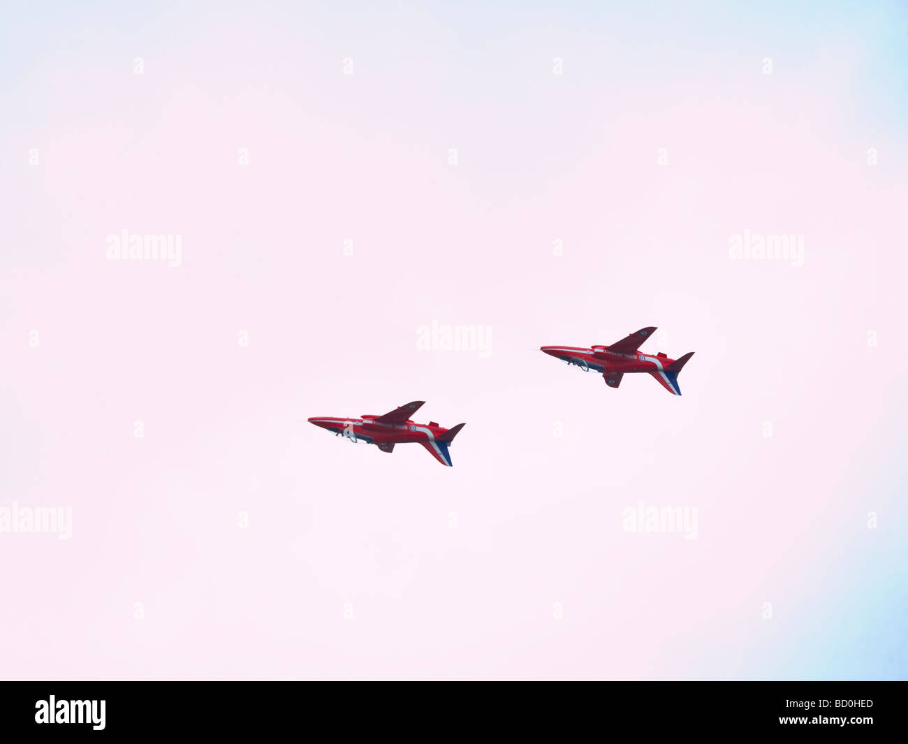 Freccia rossa display team volare in formazione, capovolto nel cielo Foto Stock
