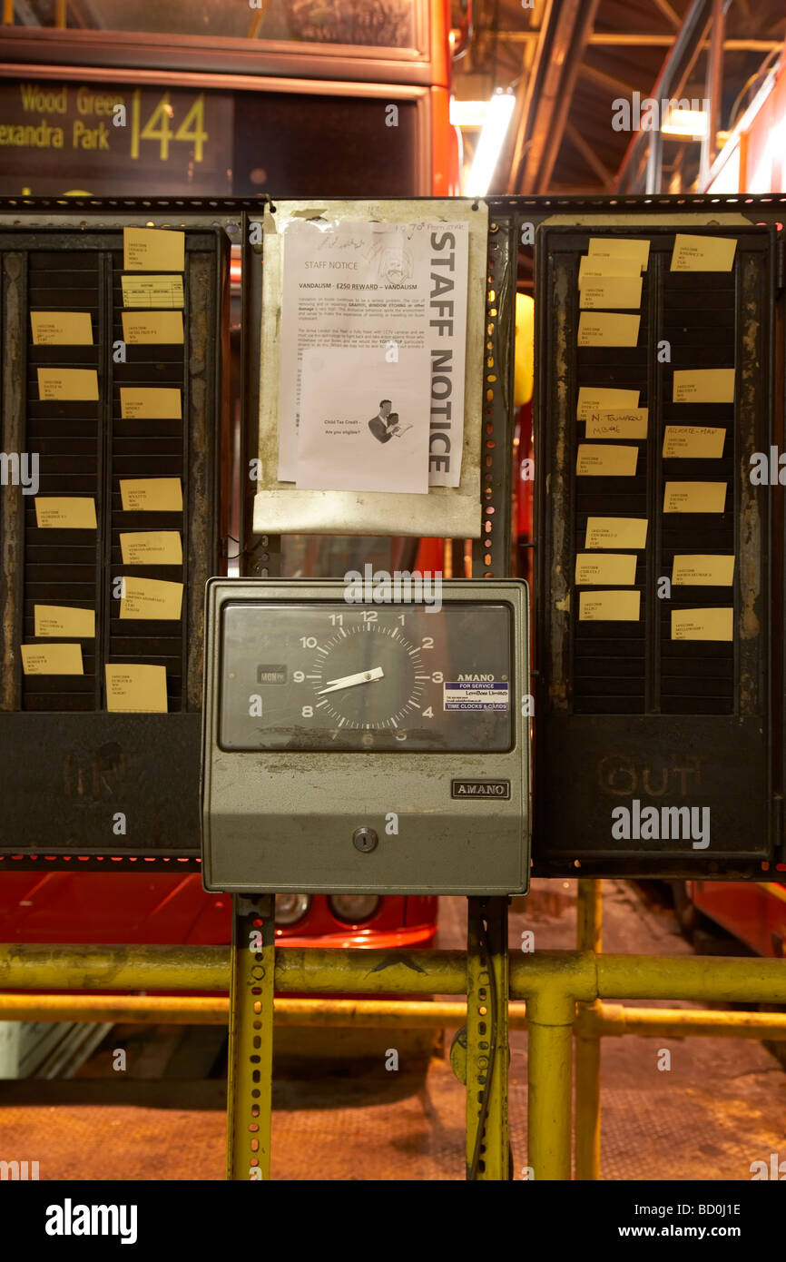 Clocking in macchina, in corrispondenza di un deposito autobus Foto Stock