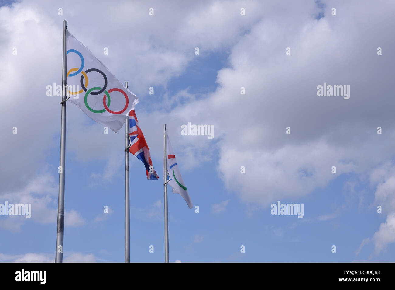 Olympic flags & union jack cielo blu nubi Foto Stock