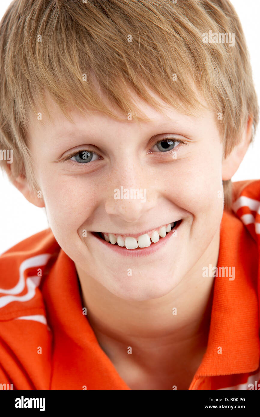 Ritratto di sorridere 12 anno vecchio ragazzo Foto Stock