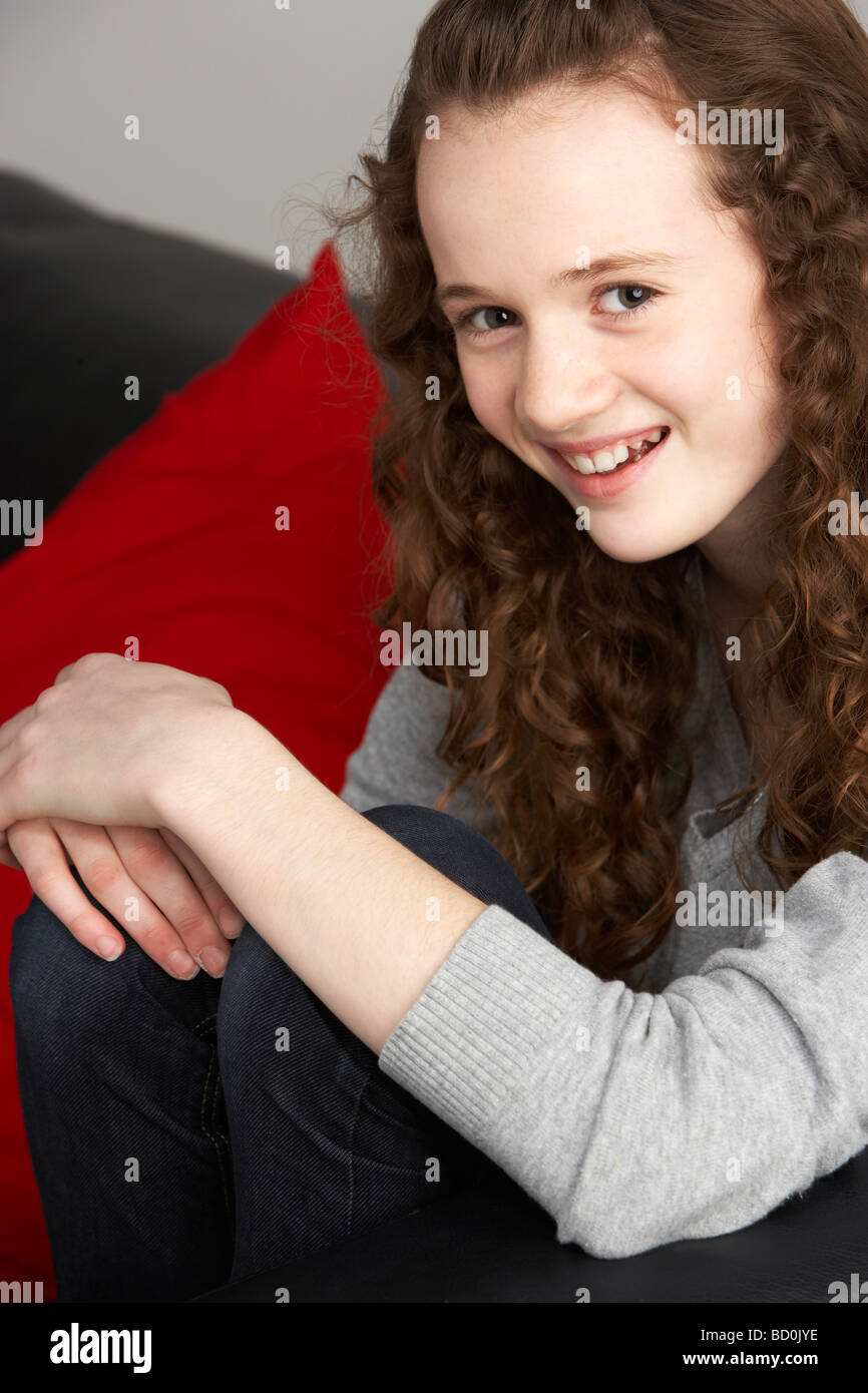 Ragazza adolescente seduto sul divano Foto Stock