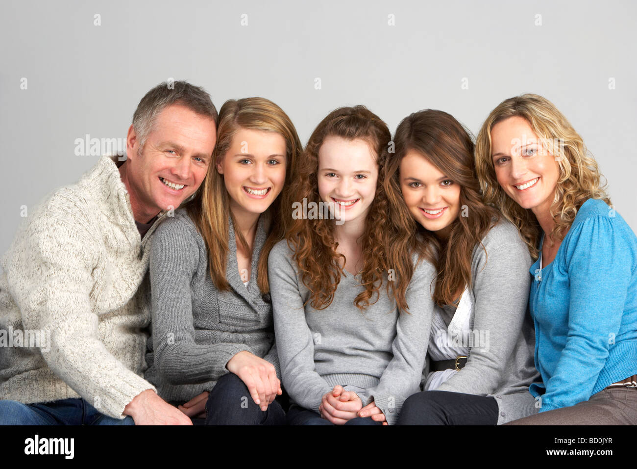 Famiglia seduti sul divano Foto Stock