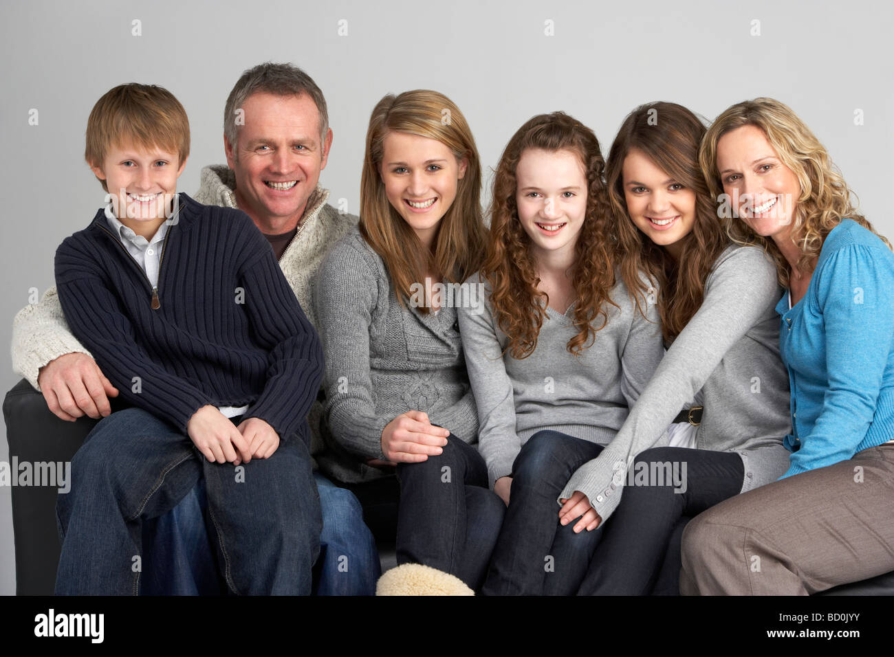 Famiglia seduti sul divano Foto Stock